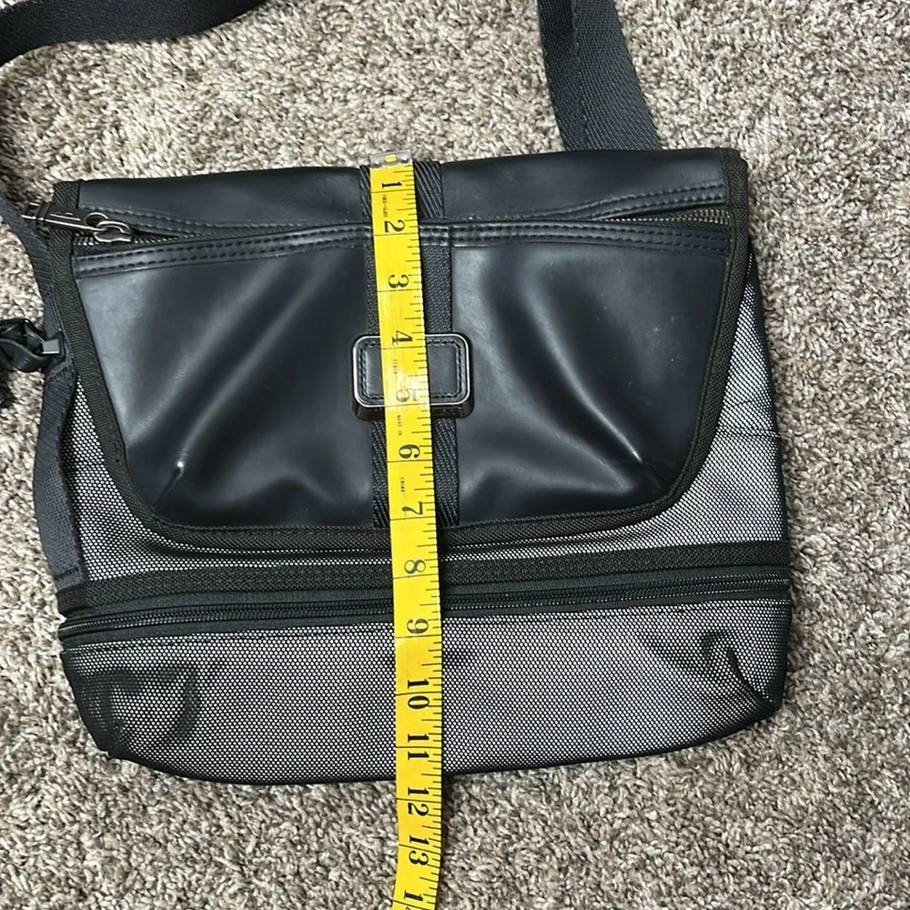 TUMI ALPHA BRAVO TRAVIS CROSSBODY MESSENGER BAG BLACK GREY IN REFLECTIVE SILVER